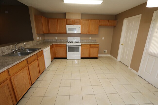 Building Photo - 5911 S Brenwood Dr