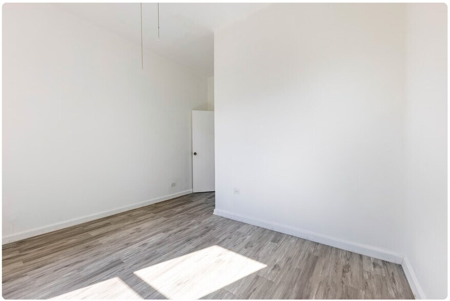 Building Photo - 901 W 19th St