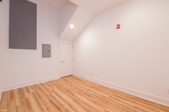 Building Photo - 1 br, 1 bath Triplex - 634 N 12TH ST Unit 1