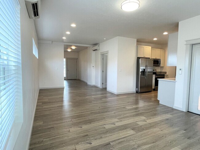 Building Photo - Beautiful3 bed 2,5 bath townhouse in Garden City