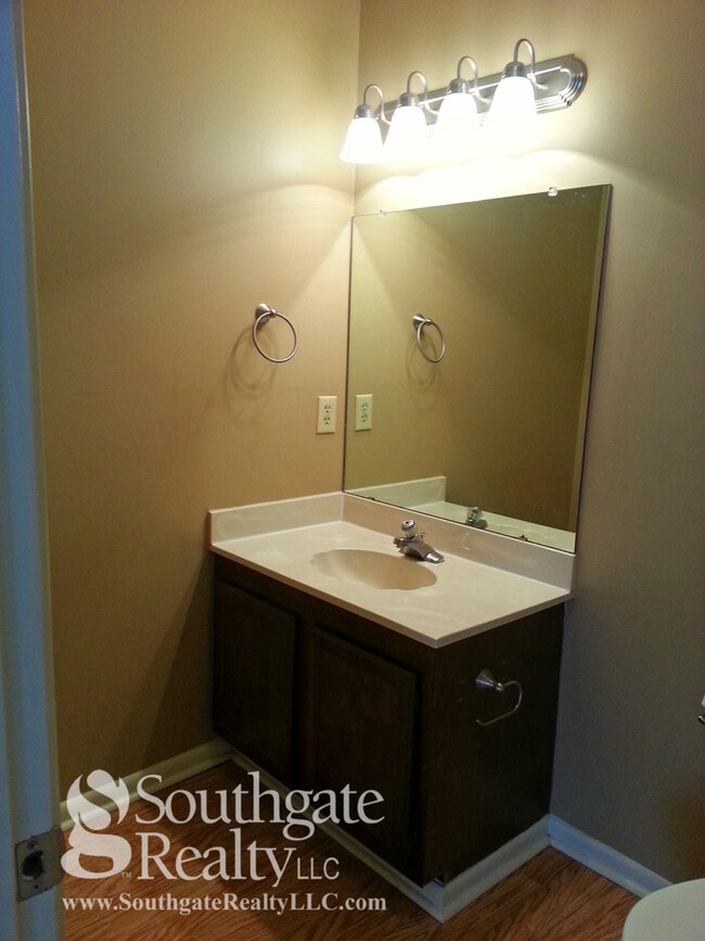 Building Photo - Hardy Manor Apartment Homes