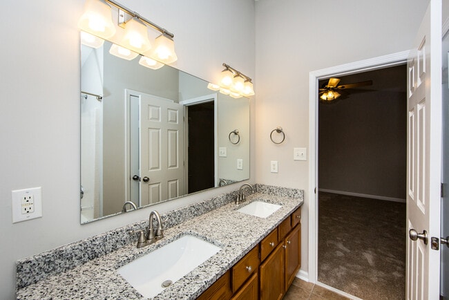 Building Photo - Great 3BD/2.5BA Home in Desirable Highland Creek!