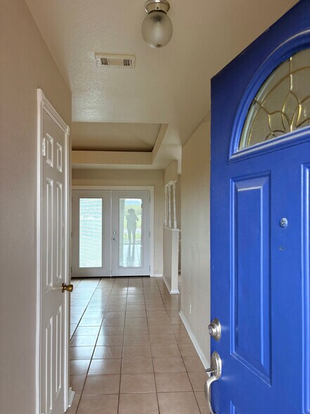 Building Photo - 2102 Westcliff Rd