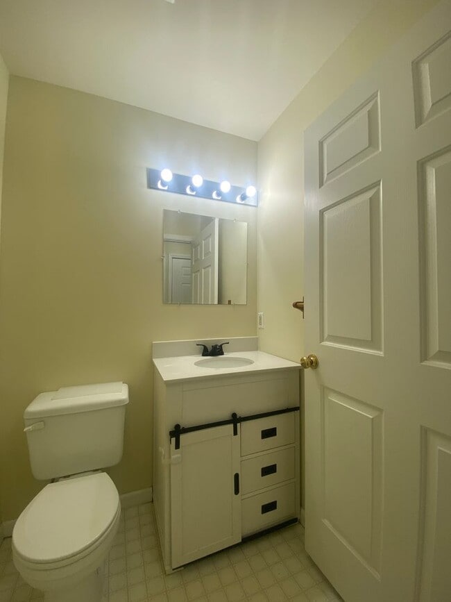 Building Photo - Beautiful 3 Bedroom, 2 1/2 Bath Townhome