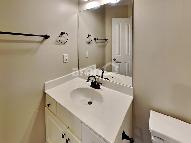 Building Photo - 2519 Claymore Run