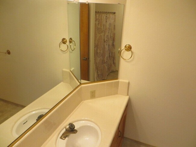 Building Photo - North Fresno Home, 3BR/2BA, Built 1989 - Lots of Amenities!