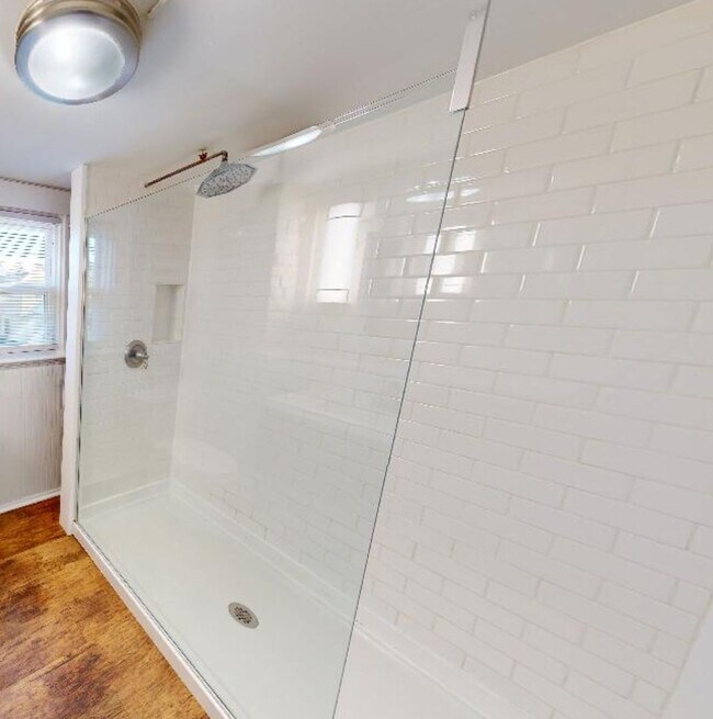 Building Photo - 3 BEDROOMS, 1 FULL BATHROOM + 2 FREE OFF-S...