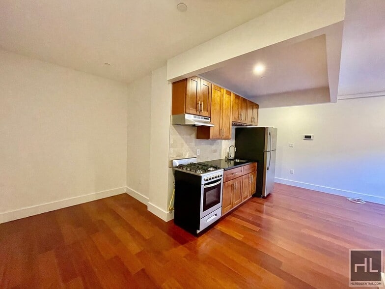 Building Photo - 28 AVENUE