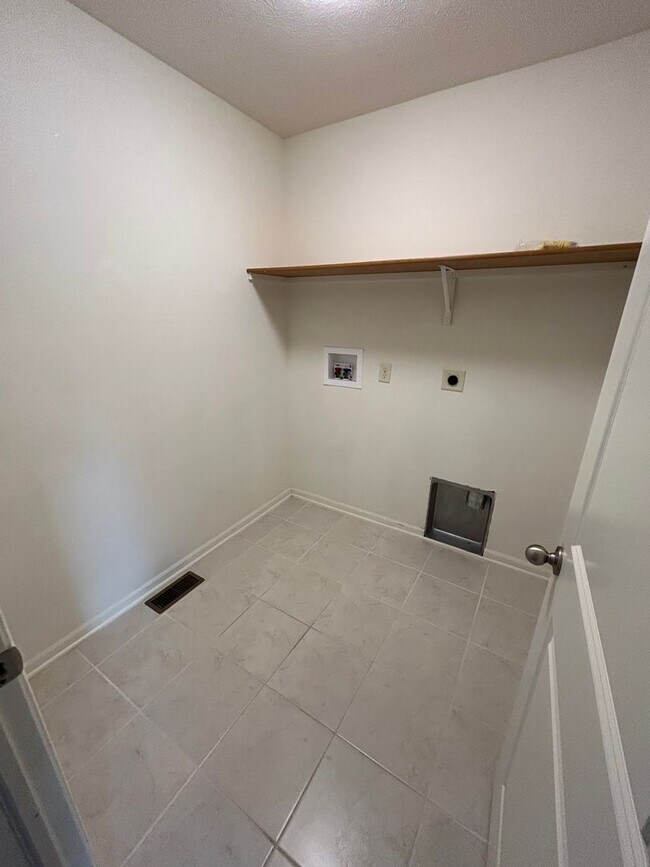 Building Photo - Beautiful, spacious, 4 bedroom, 3 bath tow...
