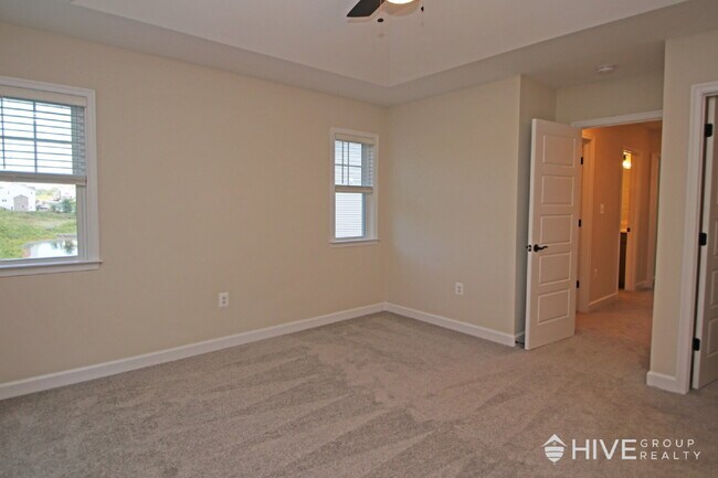 Building Photo - Beautiful End-Unit Townhouse with Pond Vie...