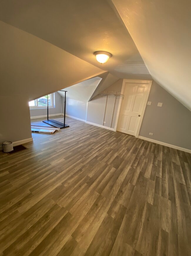 Building Photo - 4857 W Wellington Ave