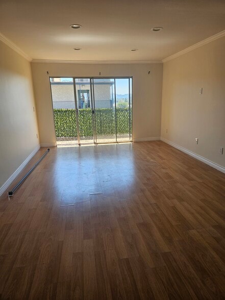 living room with balcony - 1517 E Garfield Ave