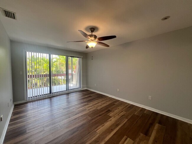 Building Photo - 2 Bedroom/2 Bathrrom Townhouse Close to Fo...