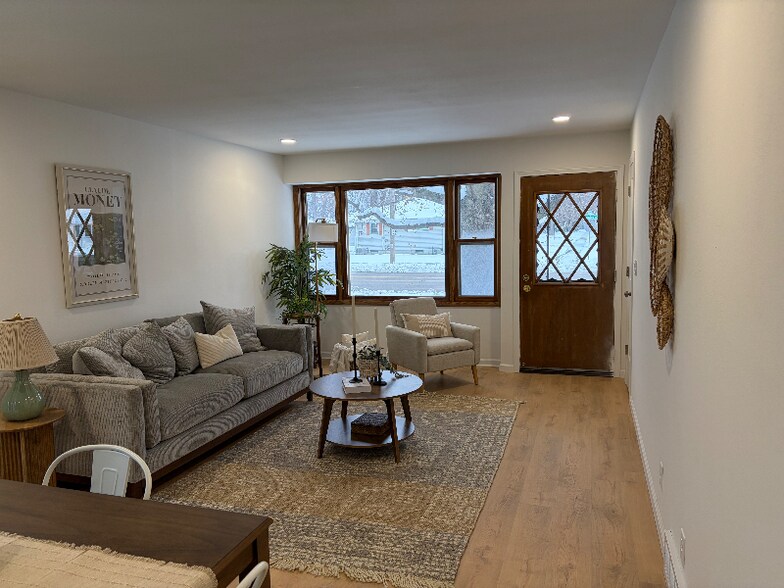 Building Photo - 1524 Pewaukee Rd