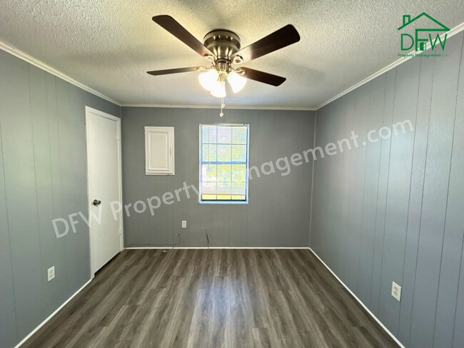 Building Photo - Charming 2-Bedroom Upstairs Apartment in Irving – Convenient Location, Fenced Yard, and More!