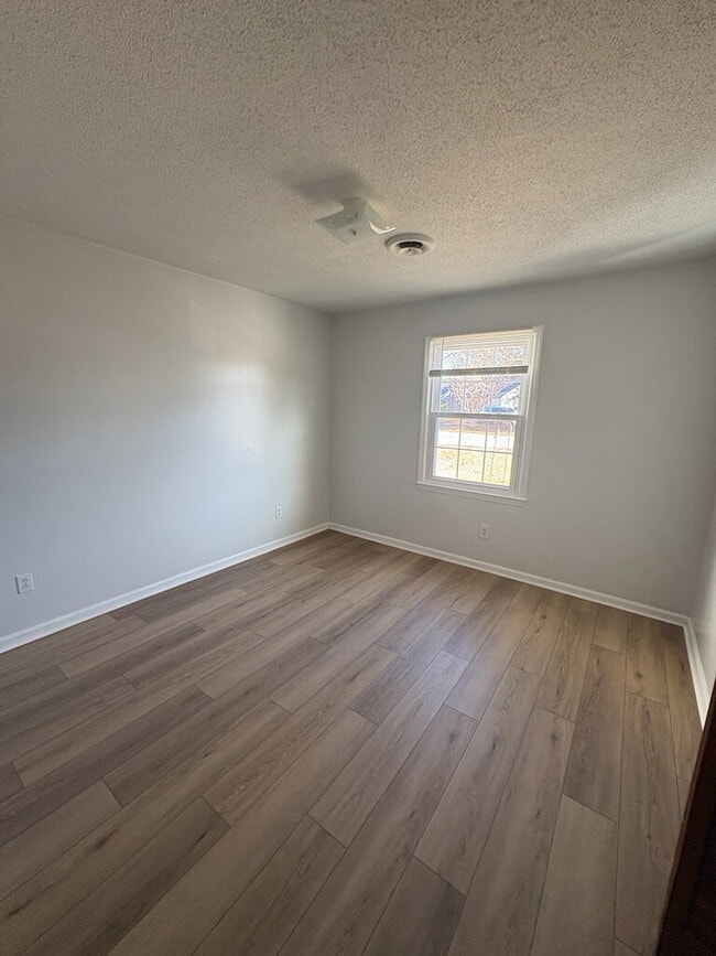 Building Photo - 103 Pine Crest Dr