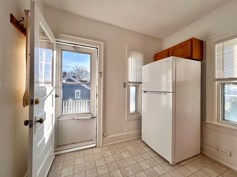 Building Photo - 224 Lyon St NE