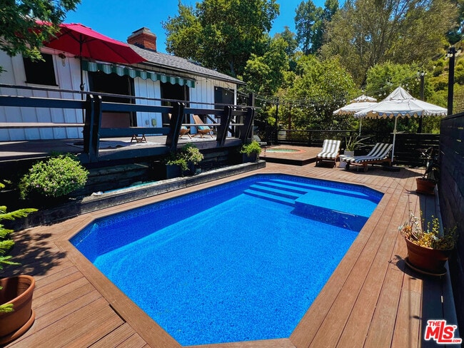 Building Photo - 2828 Laurel Canyon Pl