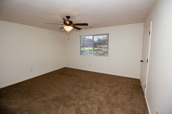 Building Photo - 3 bed, 2.5 bath town house