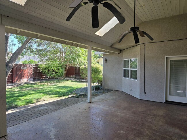 Building Photo - 105 Sterling Oaks Dr
