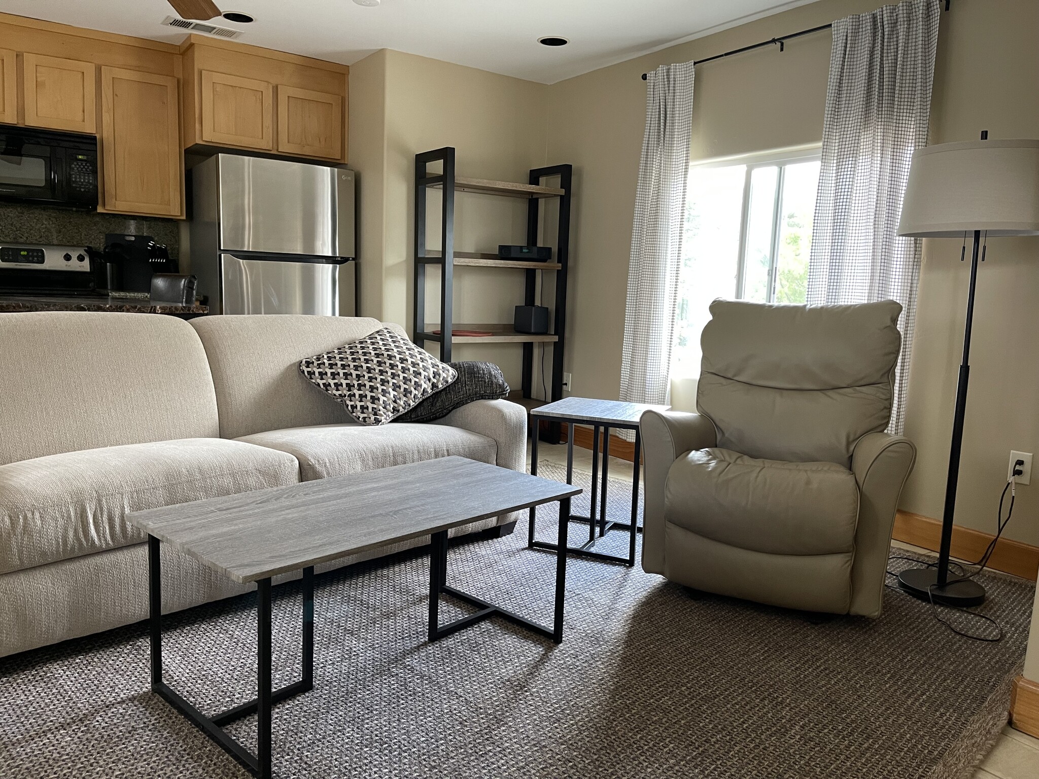 Living/dining area - 8600 Tudsbury Rd