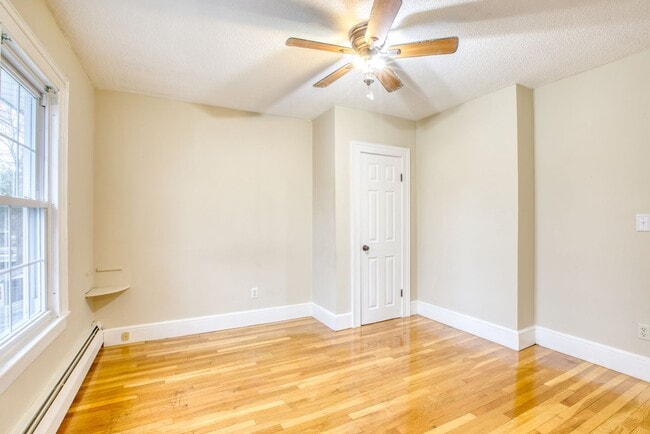 Building Photo - Inviting 3-bedroom, 1.5 bath home nestled in a peaceful and family friendly neighborhood