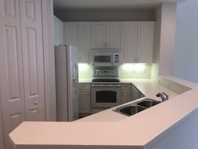 Building Photo - 15250 Riverbend Blvd