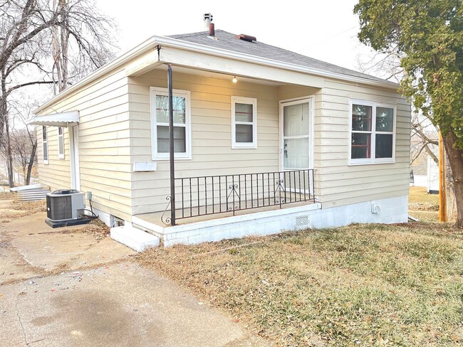 Primary Photo - Nicely updated 3 bedrooms 1 bathroom with ...