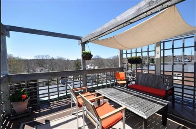 Building Photo - 3 bed/1.5 bath with One parking spot included.