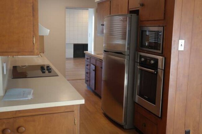 Building Photo - Lovely College Area Home