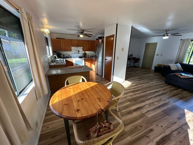 Building Photo - TCT - Higa