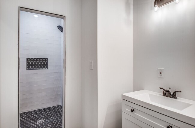 Building Photo - Live Stylishly. Live Comfortably. Live Memphis