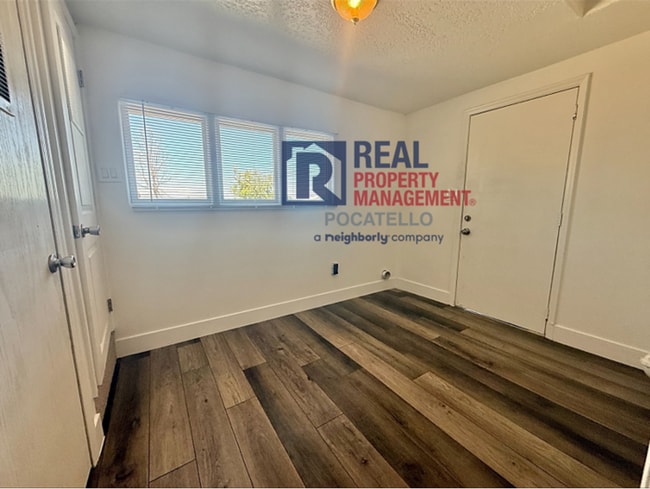 Building Photo - 3 Bed 2 Bath house - Dog friendly