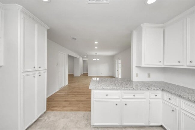 Building Photo - 9615 Meadowvale Dr
