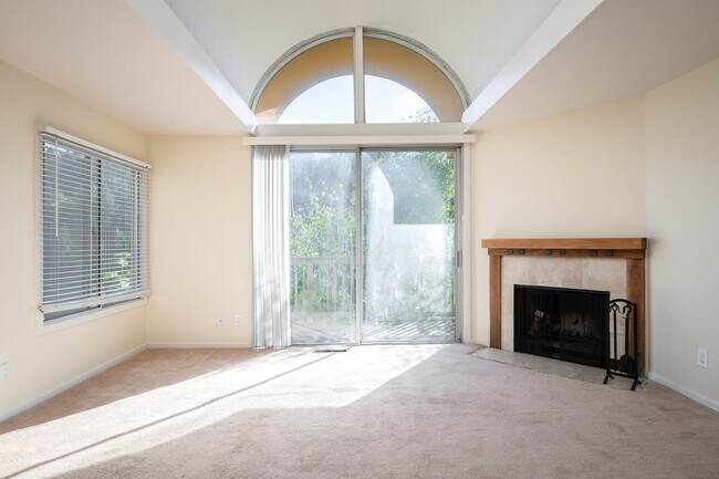 Building Photo - CONDO W/ A VIEW!!! CLOSE TO OHSU,PSU and M...