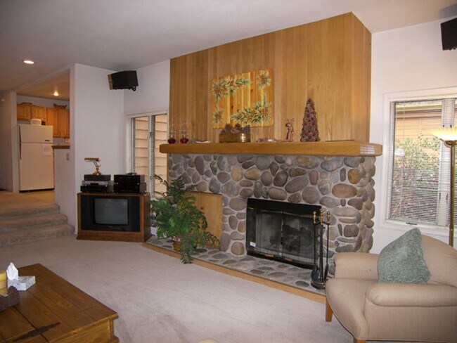 Building Photo - 3 Bedroom Condo in McCloud w 1 Car Garage! Great Location! New pricing!