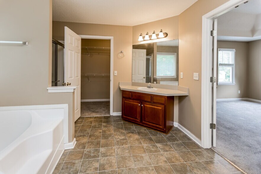 Building Photo - 815 Tynsdale Dr