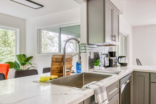 Building Photo - 3201 SW Sherwood Pl