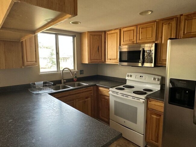 Building Photo - Three Bedroom Home minutes from UNR