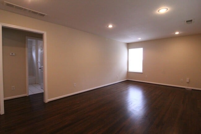 Building Photo - 1 Bedroom 1 Bath Duplex in Navy Hill Area ...