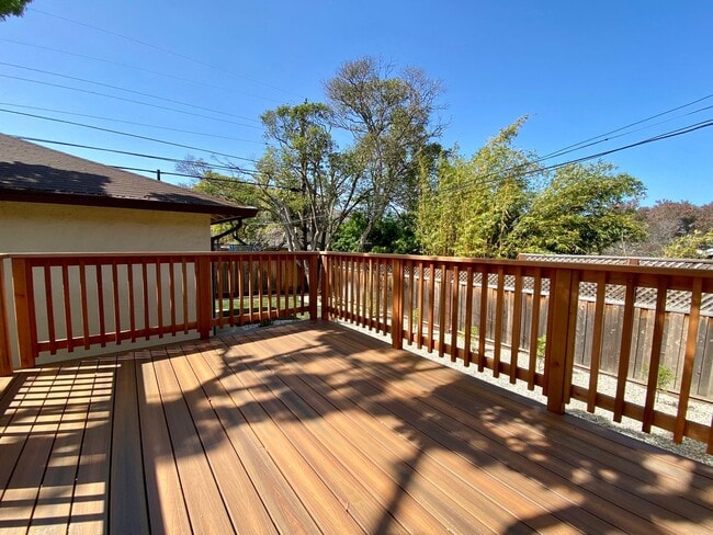 Building Photo - Renovated Single-Family Home on the Penins...