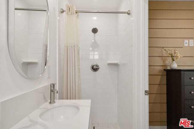 Building Photo - 1341 Mariposa Ave