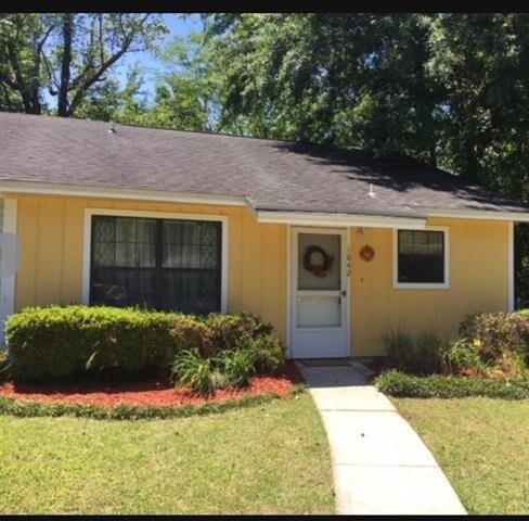 Primary Photo - Sublease, Cul-de-sac townhome with nice sc...