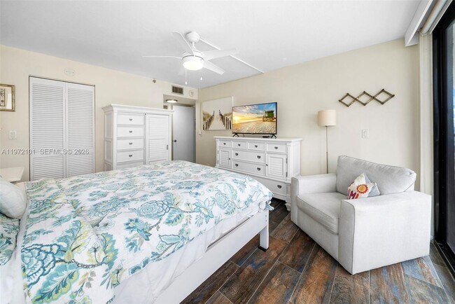 Building Photo - 2555 Collins Ave