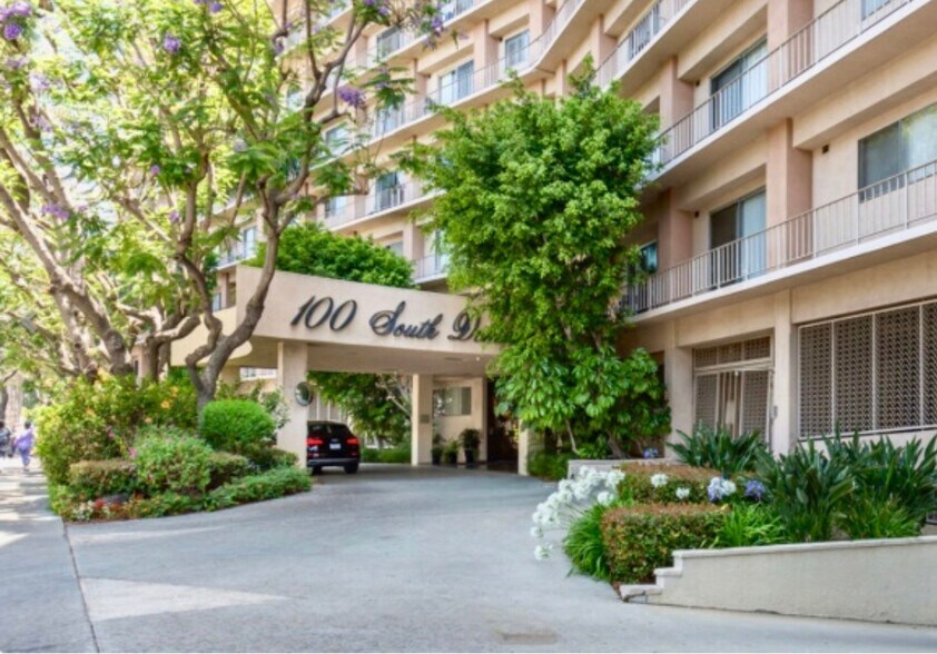 Building entry - 100 S Doheny Dr
