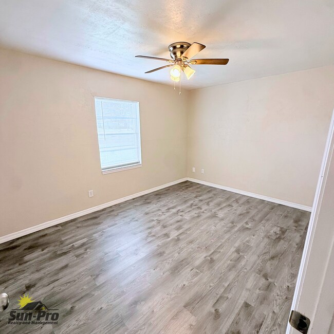 Building Photo - 1985 Big Oak Dr