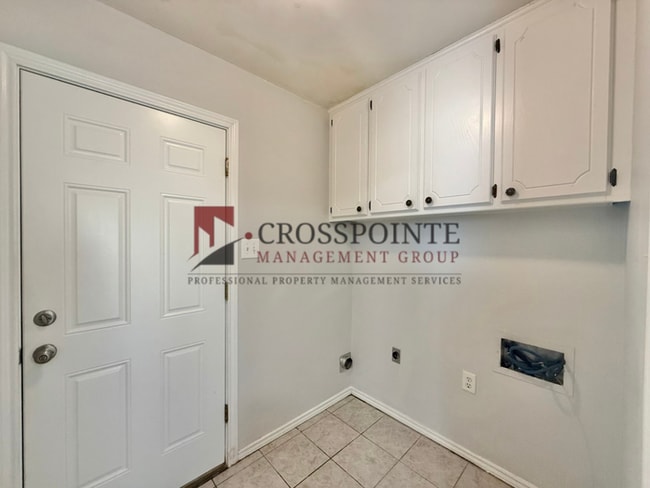 Building Photo - Charming 2 Bed, 1 Bath Duplex!
