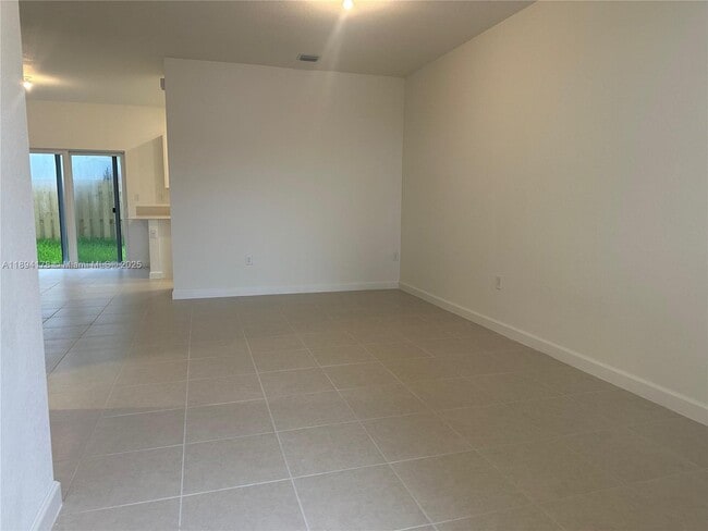 Building Photo - 2534 SE 27th Dr