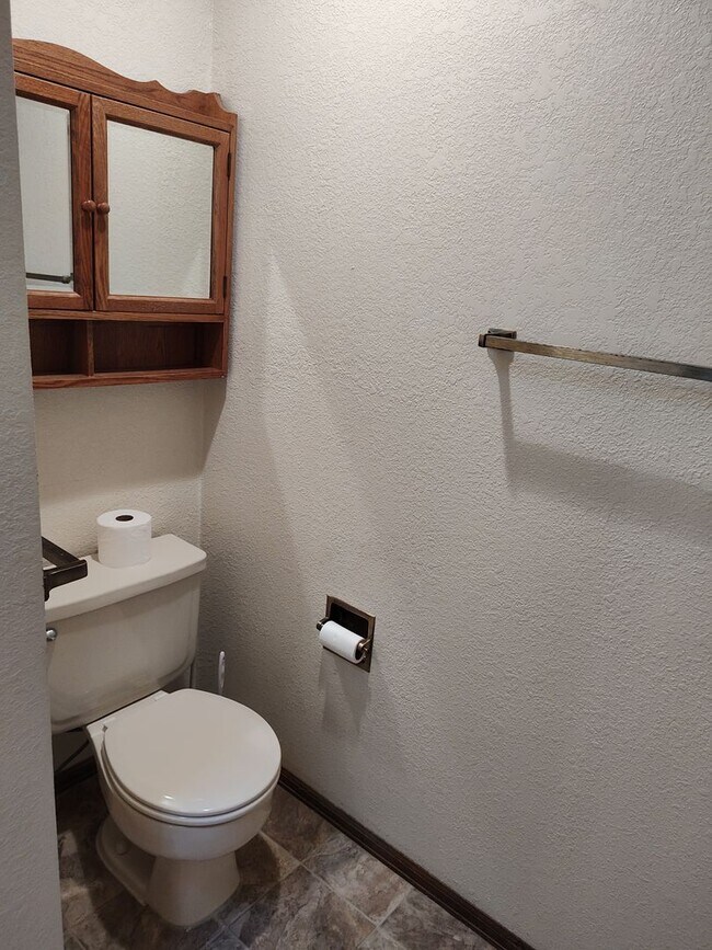 Building Photo - ALL PROSPECTIVE TENANTS MUST SUBMIT A ON L...