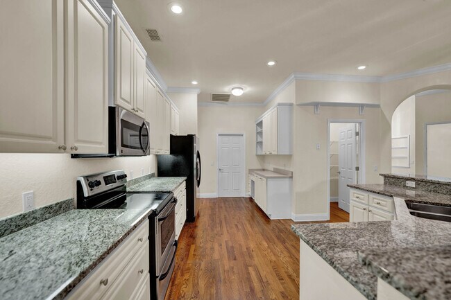 Kitchen. - 832 Ashton Oaks Cir